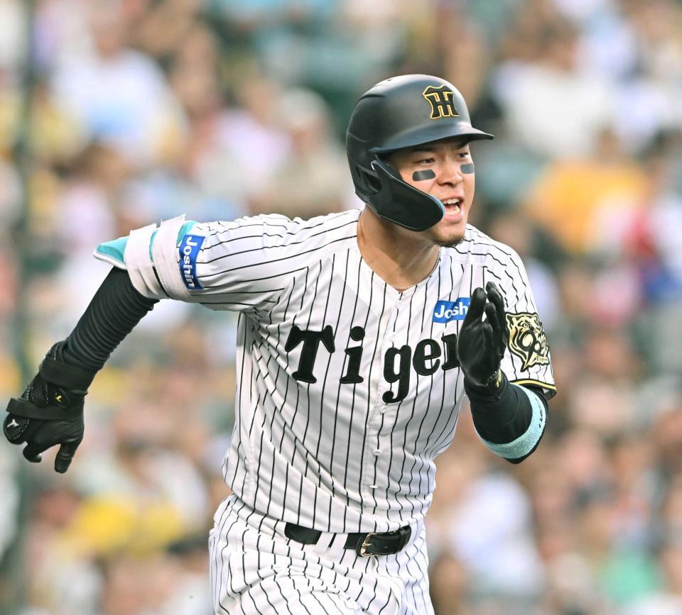 　１回、先制二塁打を放ち、声を上げる佐藤輝（撮影・西田忠信）