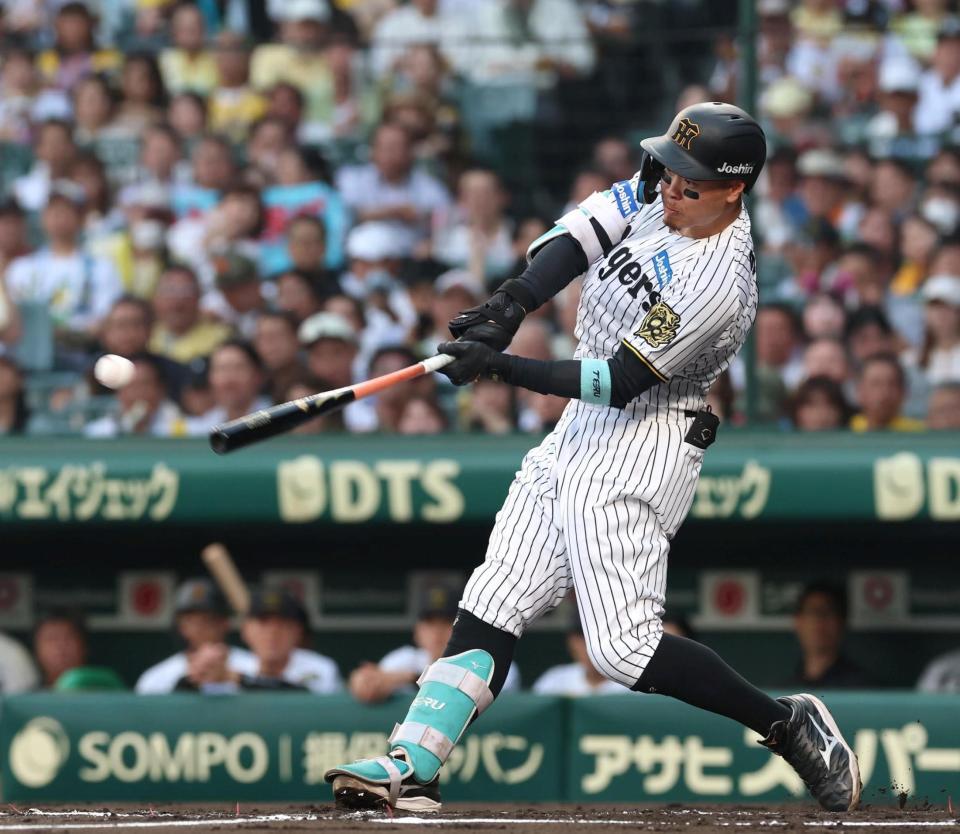 　１回、先制となる適時二塁打を放つ佐藤輝（撮影・北村雅宏）