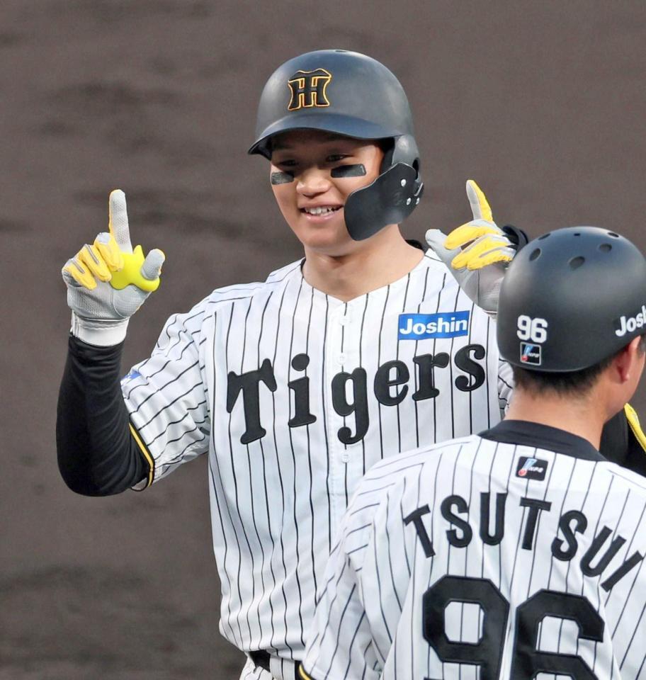 　３回、適時打を放ちベンチへ向かってポーズする森下（撮影・立川洋一郎）