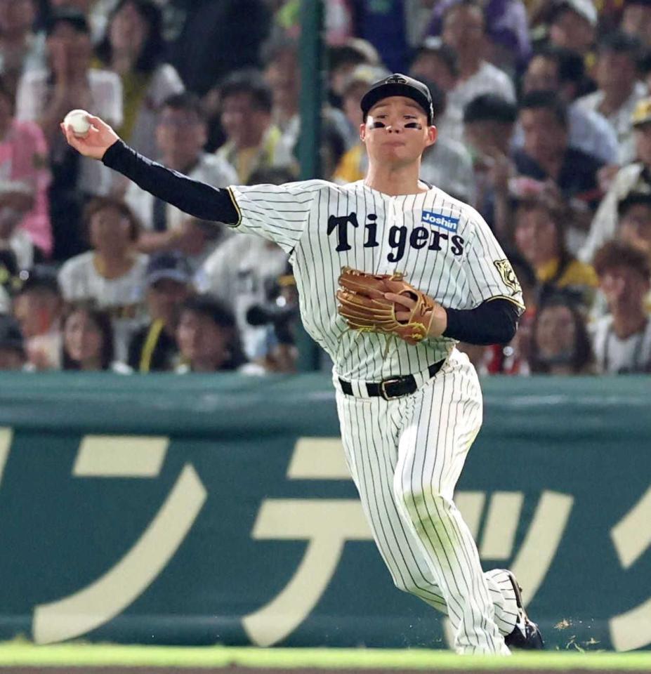 　７回、キャベッジの安打を処理し、二塁へ送球する