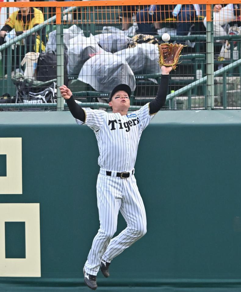 　１回、泉口の飛球をフェンス際で好捕する森下（撮影・西田忠信）