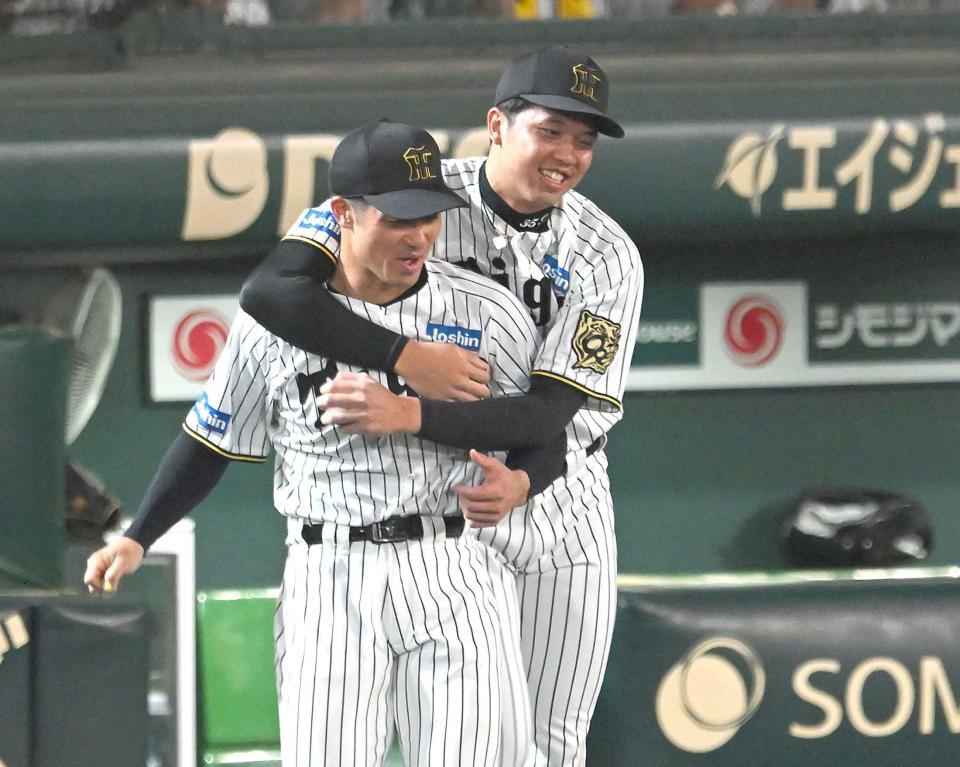 　坂本（左）と勝利を喜ぶ才木（撮影・飯室逸平）