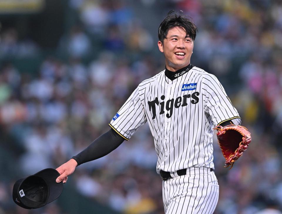 　３回を投げ終え笑顔を見せる才木（撮影・西田忠信）