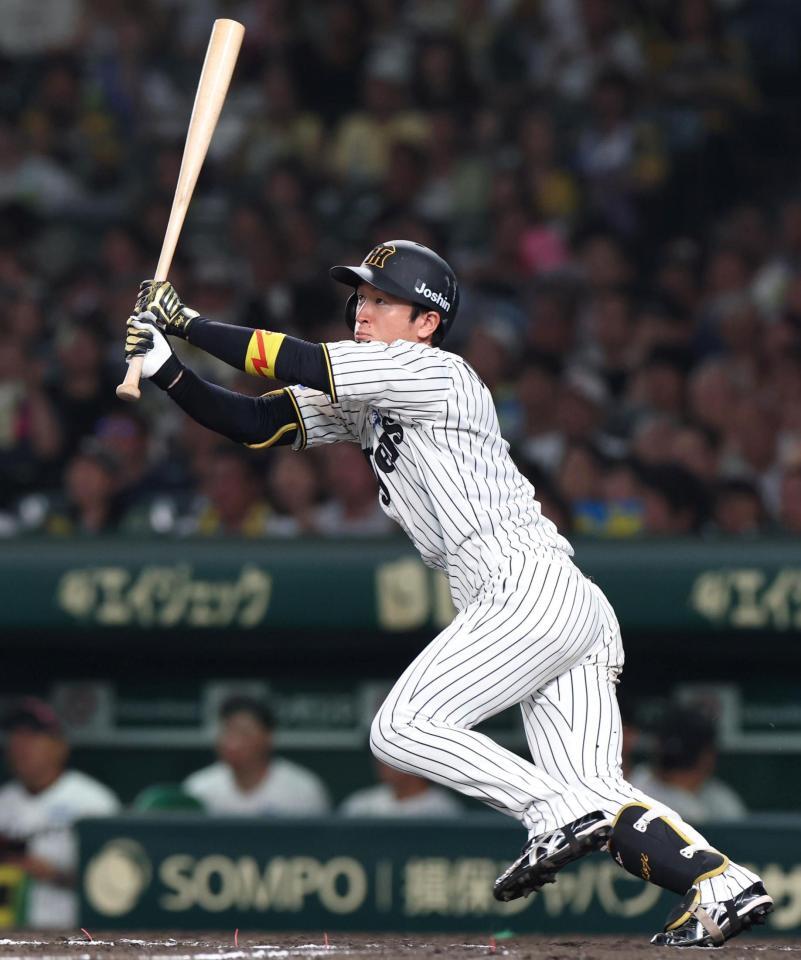 　７回、二塁打を放つ近本（撮影・北村雅宏）