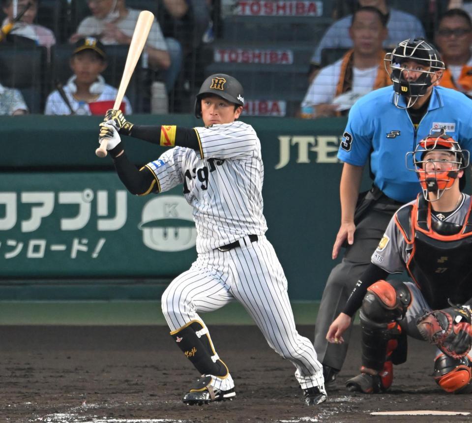 　３回、二塁打を放つ近本（撮影・飯室逸平）