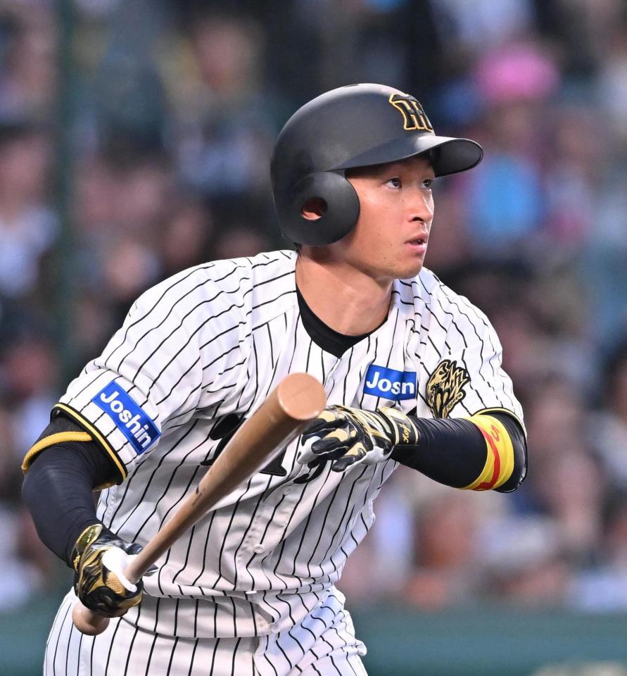 　３回、二塁打を放つ近本（撮影・西田忠信）