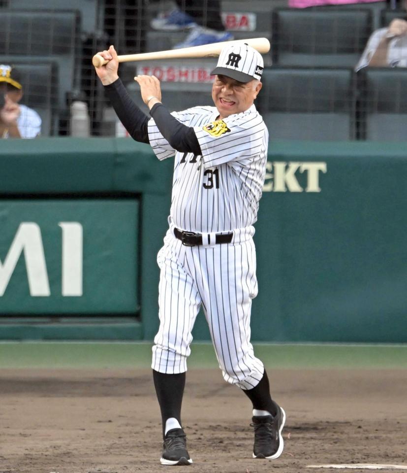 　打席でスイングする掛布ＯＢ会長