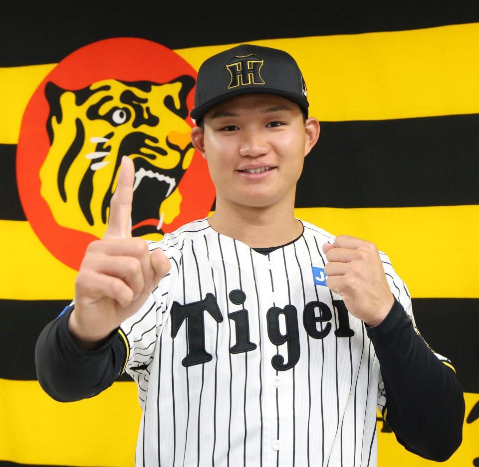 　ファン投票でオールスターゲーム出場が決まり、ポーズを決める森下（撮影・北村雅宏）