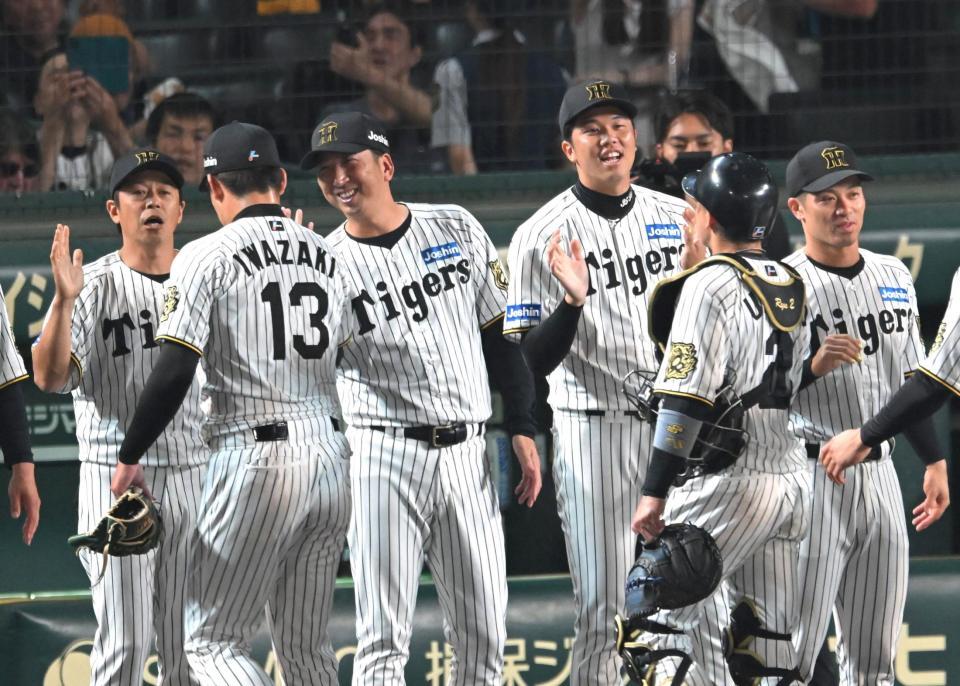 　笑顔でナインを迎える藤川監督（中央左）、才木（同右）ら＝撮影・飯室逸平