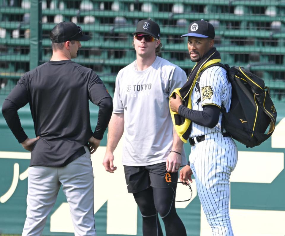 　キャベッジ（中央）らと話すデュプランティエ（撮影・飯室逸平）