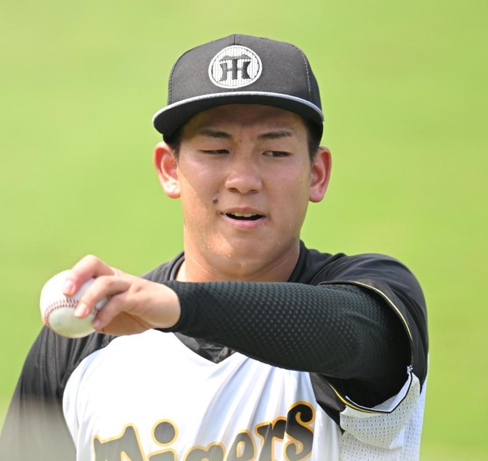 　登板へ向け調製する伊原（撮影・飯室逸平）