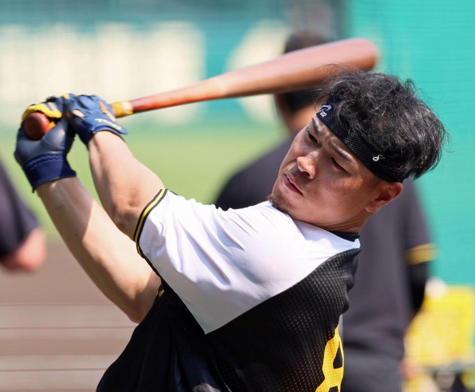 　打撃練習をする佐藤輝（撮影・立川洋一郎）