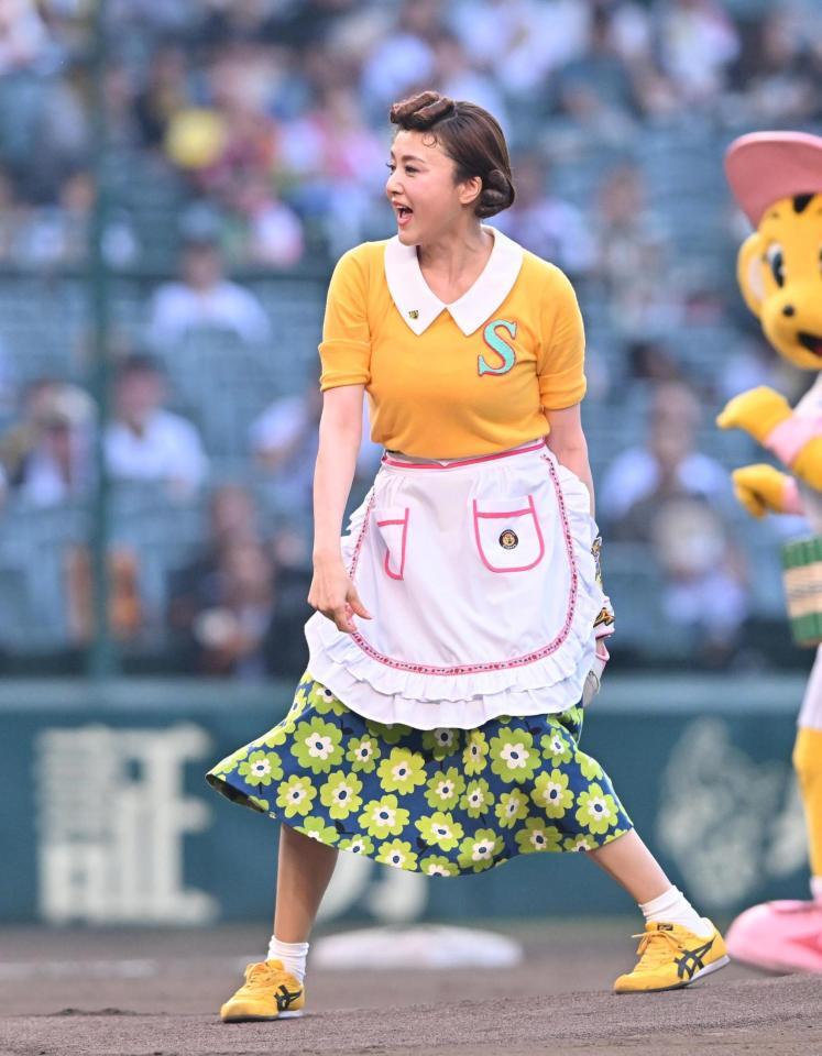 　ファーストピッチセレモニーに登場した藤原紀香（撮影・西田忠信）