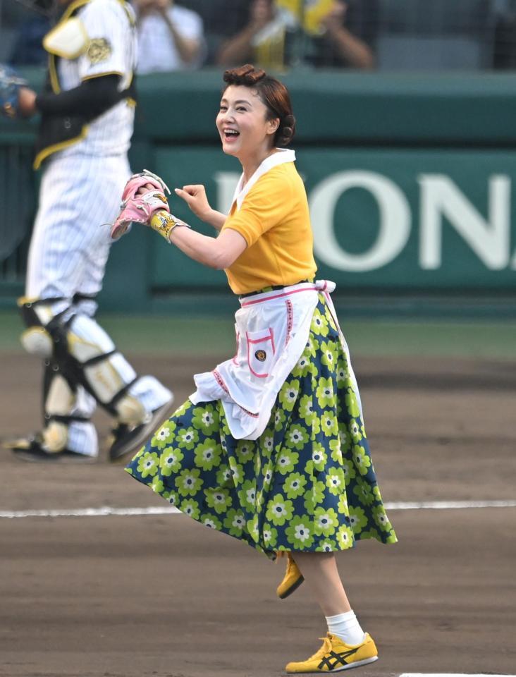 　ファーストピッチセレモニーで投手を務めた藤原紀香（撮影・飯室逸平）