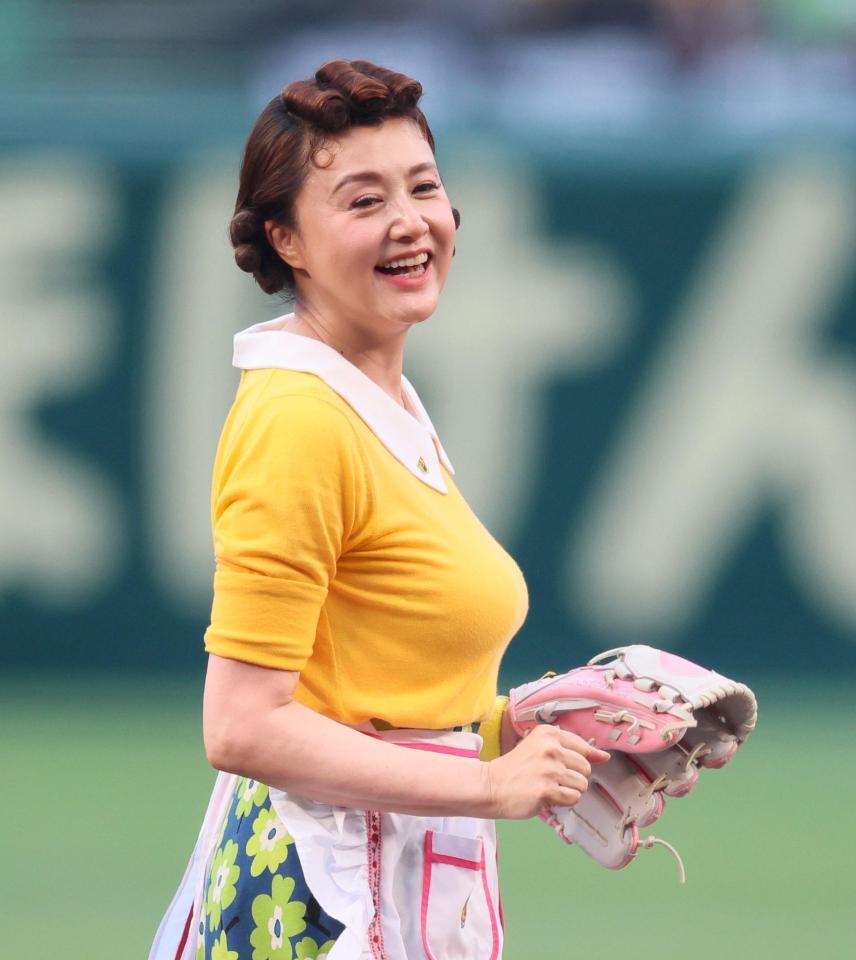 　ファーストピッチセレモニーを終えて笑顔を見せる藤原紀香（撮影・立川洋一郎）