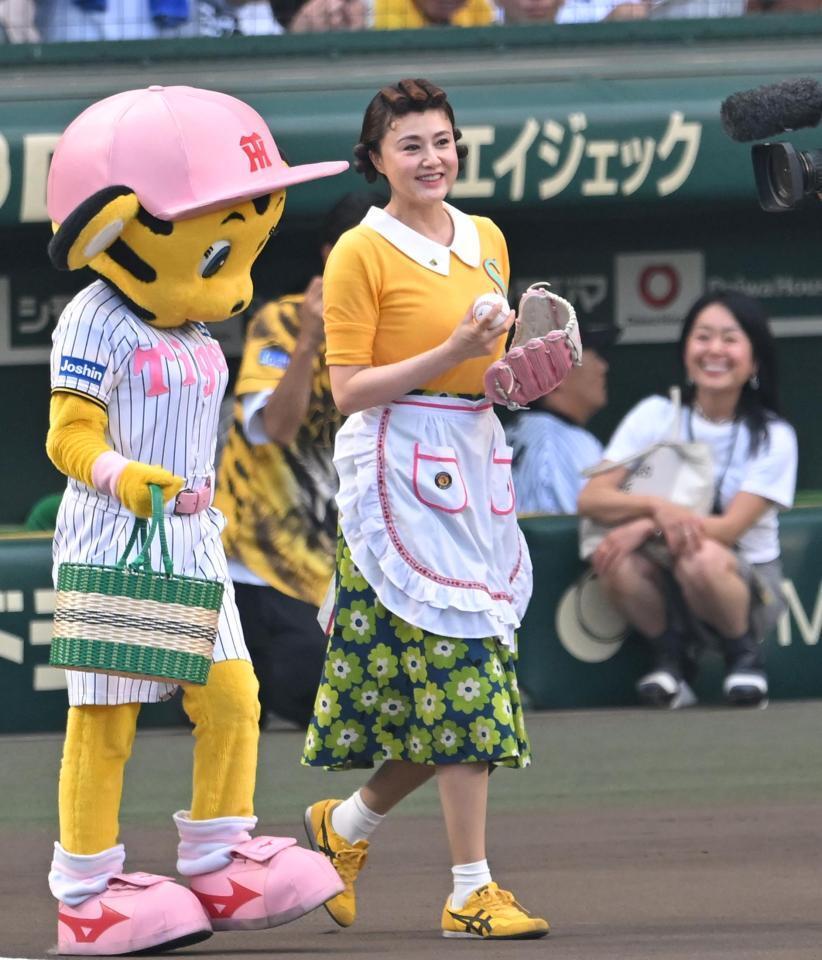 　マウンドへ向かう藤原紀香（撮影・飯室逸平）