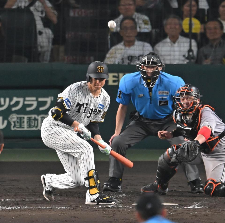 　５回、送りバントを失敗する大竹（撮影・飯室逸平）