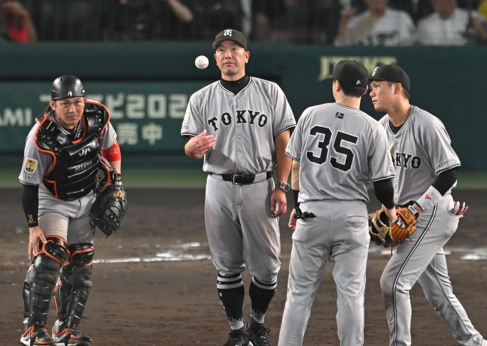 　８回、マウンドに出向き投手交代を告げる阿部監督（撮影・飯室逸平）