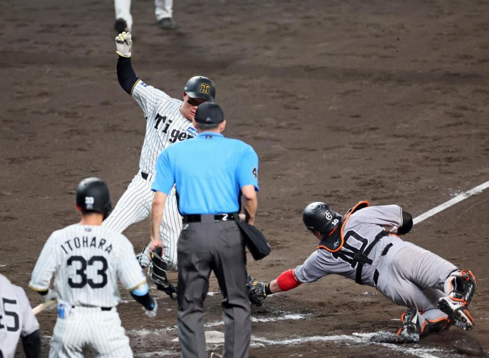 　８回、大山の適時内野安打で先制の生還を果たす森下。右は捕手・甲斐（撮影・立川洋一郎）