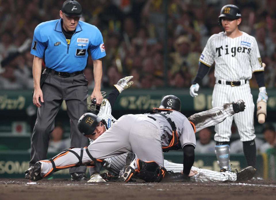 　８回、大山の内野安打で先制の生還を果たす阪神二走・森下（撮影・北村雅宏）