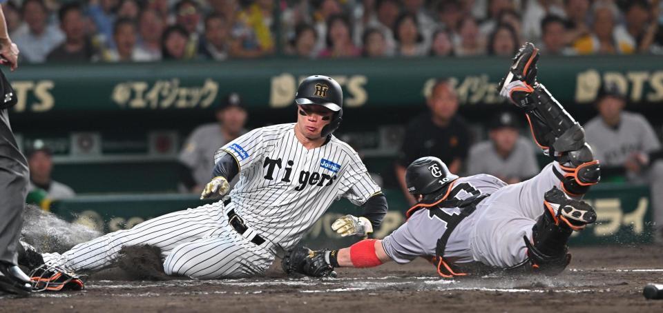 　８回、大山の打球で本塁へ滑り込む森下（左）＝撮影・西田忠信