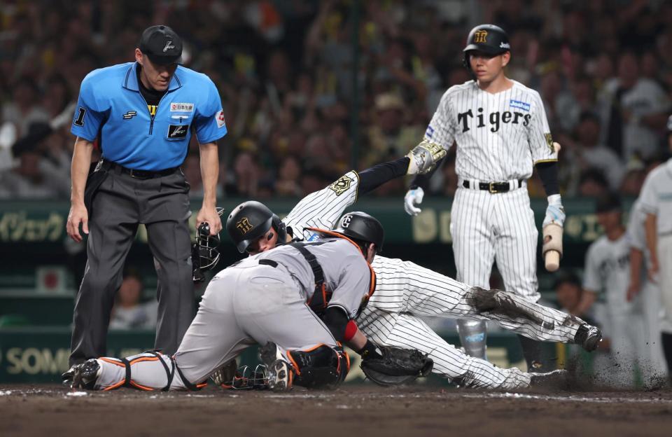 　８回、大山の内野安打で先制の生還を果たす森下（撮影・北村雅宏）