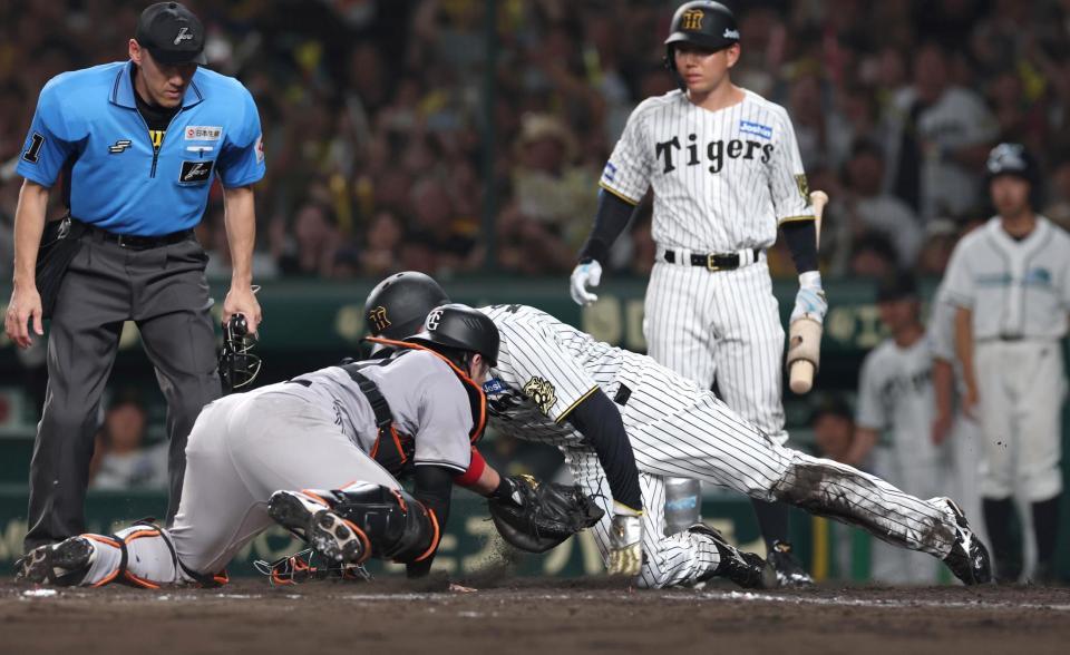 　８回、大山の内野安打で先制の生還を果たす森下（撮影・北村雅宏）