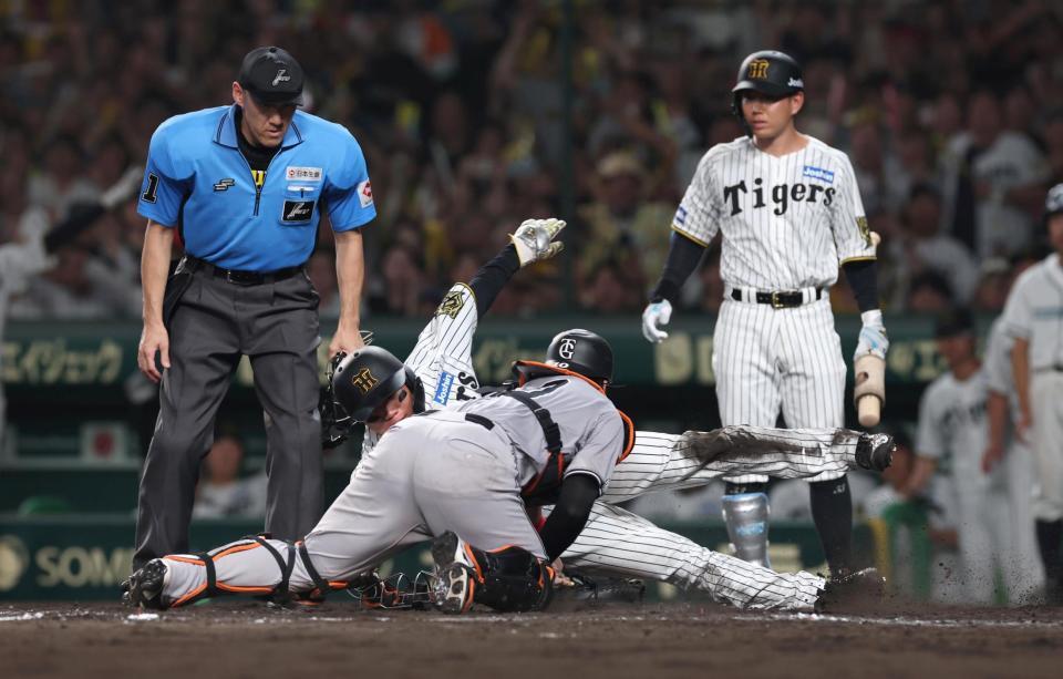 　８回、大山の内野安打で先制の生還を果たす森下（撮影・北村雅宏）