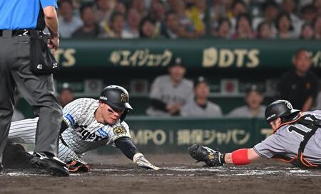 　８回、大山の遊撃への打球で先制の生還を果たす森下（左）＝撮影・西田忠信