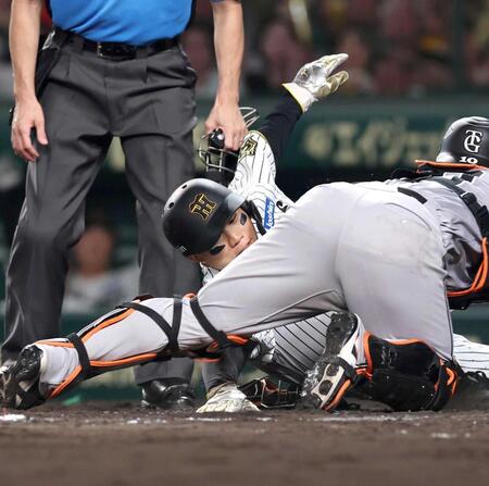 　８回、先制の生還を果たす森下（撮影・北村雅宏）