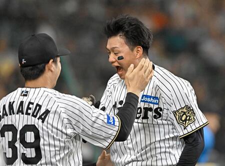 　リクエストの結果、生還が認められ大喜びする森下（撮影・西田忠信）