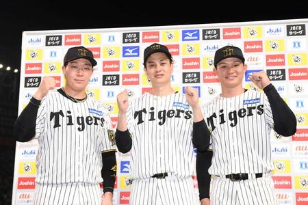 　お立ち台でポーズを決める（左から）大山、大竹、森下（撮影・西田忠信）