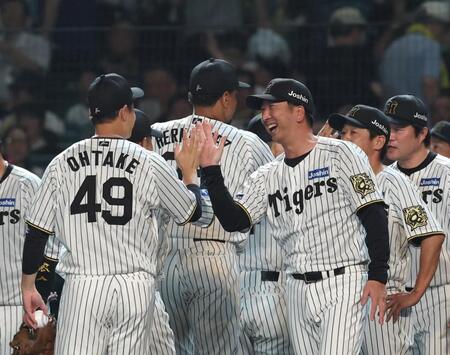 　勝利を挙げた大竹を迎える藤川監督（中央右）＝撮影・北村雅宏