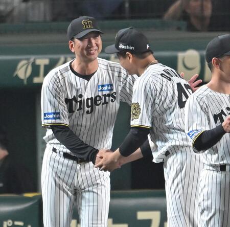 　大竹と握手を交わす藤川監督（撮影・飯室逸平）