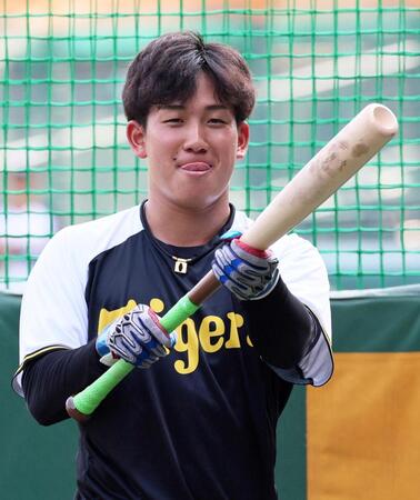 　バント練習をする伊原（撮影・立川洋一郎）