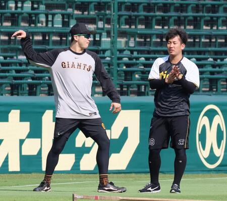 　泉口（左）と談笑する伊原（撮影・立川洋一郎）