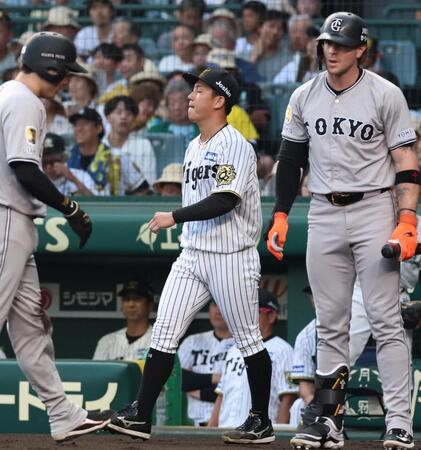 　１回、増田陸に先制となる２点適時二塁打を浴びた伊原（中央）＝撮影・北村雅宏