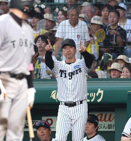 【写真】昨日の今日で先にリクエストの阪神・藤川監督が失敗 判定「セーフ」のまま