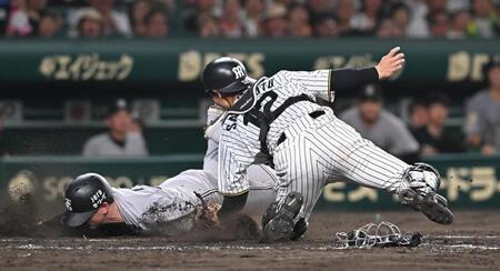 　５回、本塁へ突入する泉口（左）をタッチアウトにする坂本（撮影・西田忠信）