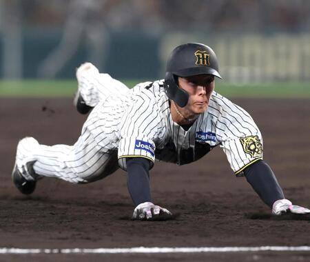 　５回、坂本の犠打で三塁を陥れる二走・小幡（撮影・北村雅宏）