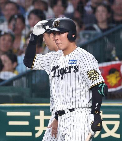 　４回、打席に向かう前に藤川監督（奥）から耳打ちされた豊田（撮影・北村雅宏）