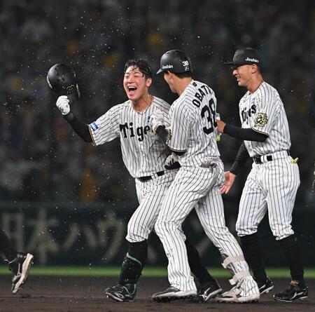 【写真】まるで勝利のワルツ　殊勲の豊田が大山と大はしゃぎ