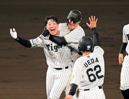 　９回、サヨナラとなる中犠飛を放ちナインに祝福される豊田（撮影・立川洋一郎）