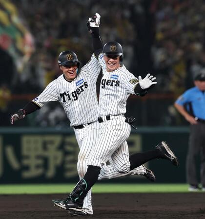 　９回、サヨナラ犠飛を放ち、喜ぶ（右から）豊田、大山（撮影・北村雅宏）