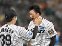 　リクエストの結果、生還が認められ大喜びする森下（撮影・西田忠信）