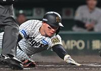 　８回、大山の遊撃への打球で先制の生還を果たす森下（撮影・西田忠信）