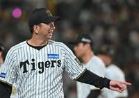 　勝利後、笑顔を見せる藤川監督（撮影・西田忠信）