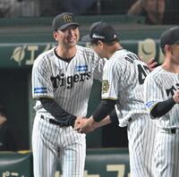 　大竹と握手を交わす藤川監督（撮影・飯室逸平）