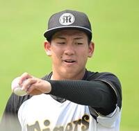 　登板へ向け調整する伊原（撮影・飯室逸平）