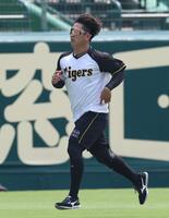 　外野で走り込む伊原（撮影・北村雅宏）